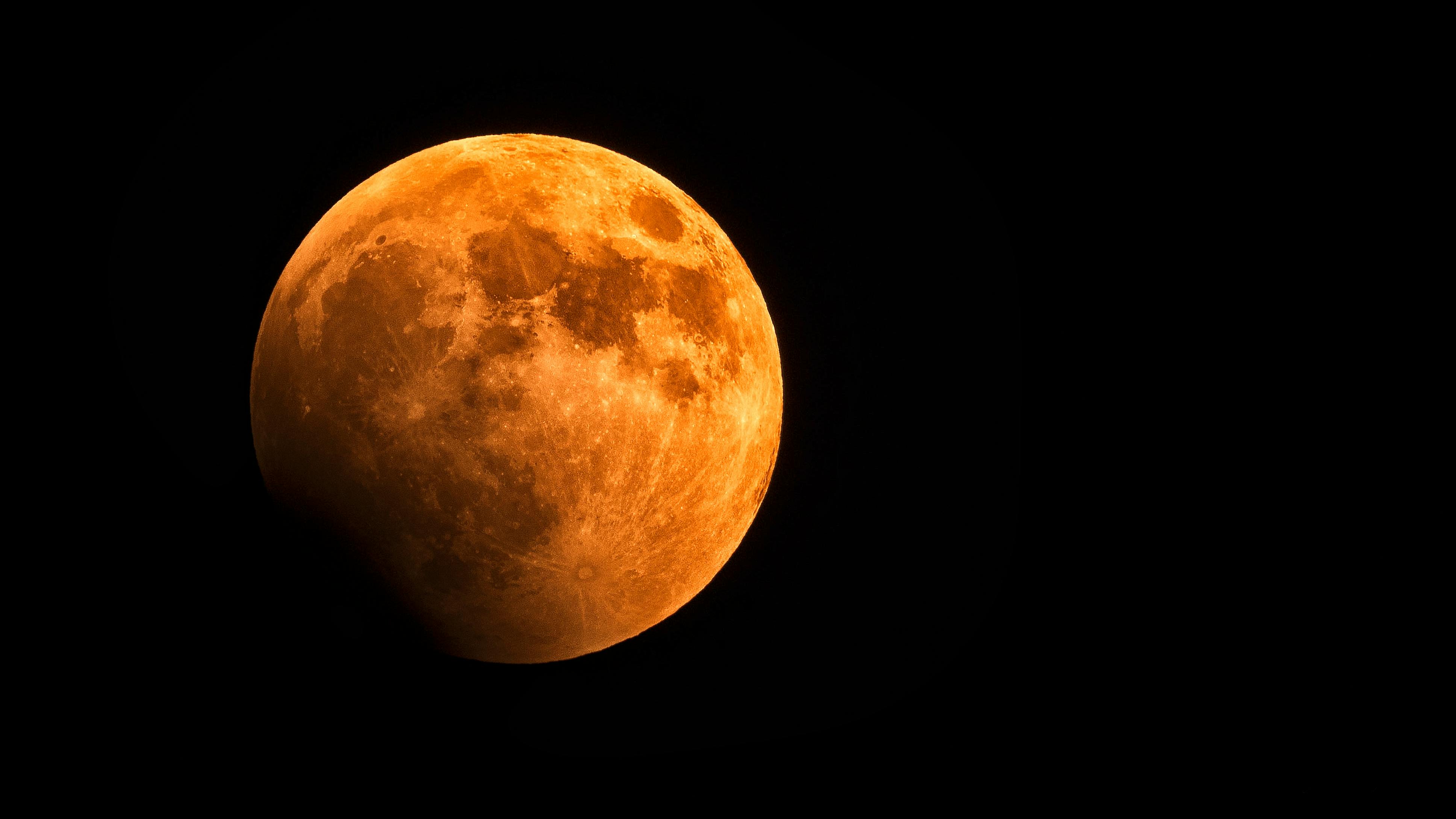 Blood Moon 2025 लाल चंद्रमा का अद्भुत नजारा!