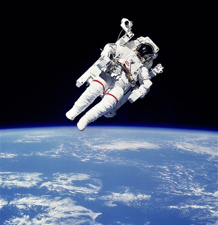 ब्रूस मैककंडलेस का ऐतिहासिक स्पेसवॉक(Bruce McCandless' historic spacewalk)