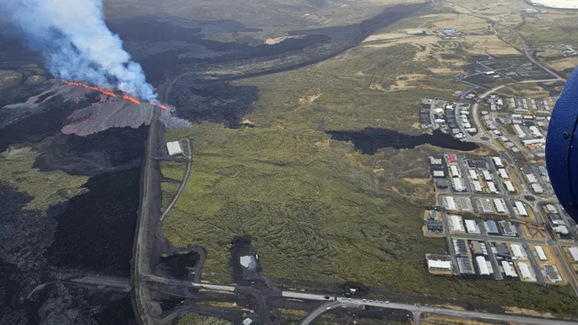 आइसलैंड ज्वालामुखी विस्फोट: ग्रिंडाविक के पास खुली नई दरार! | Iceland Volcano Eruption