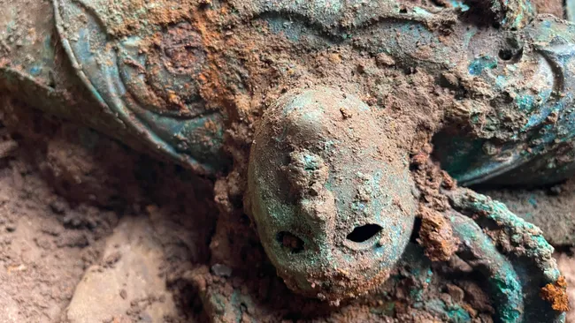 2,000 साल पुराना Iron Age खजाना UK में मिला – 800 दुर्लभ वस्तुएं जलने के बाद दफन!